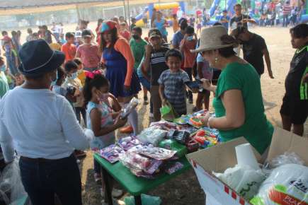¡Así festeja Diputada Mago Corro a los Reyes del Hogar en el Barrio de Torreón de Tierra Blanca!