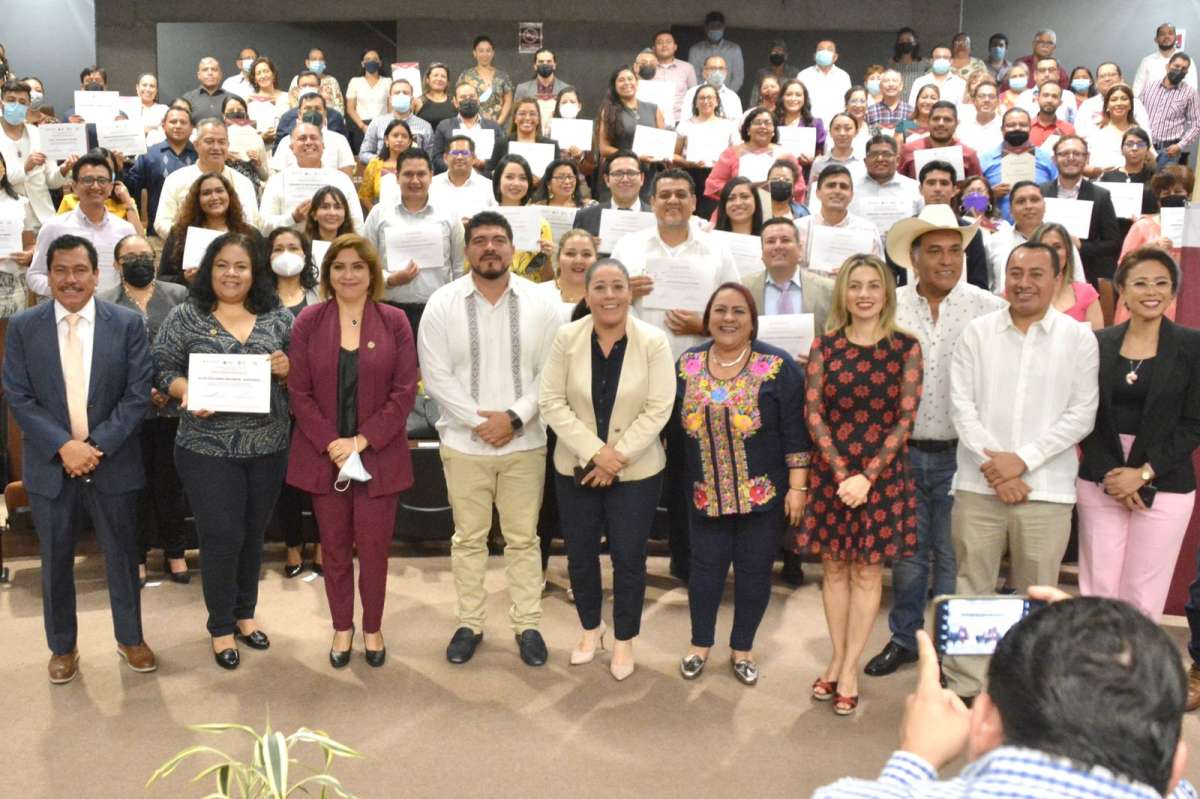 Docentes veracruzanos, ejemplo de vocación y entrega: diputada Lourdes Juárez   