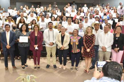 Docentes veracruzanos, ejemplo de vocación y entrega: diputada Lourdes Juárez   