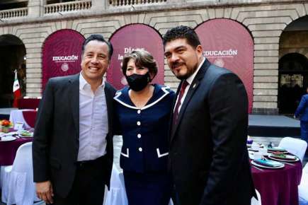 Zenyazen Escobar García conmemora “Día del Maestro” en Palacio Nacional.