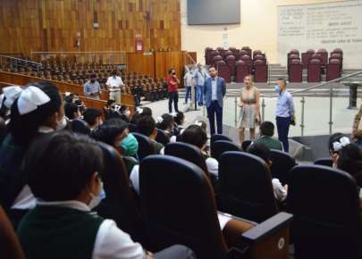 Visitan estudiantes de primaria el Congreso del Estado