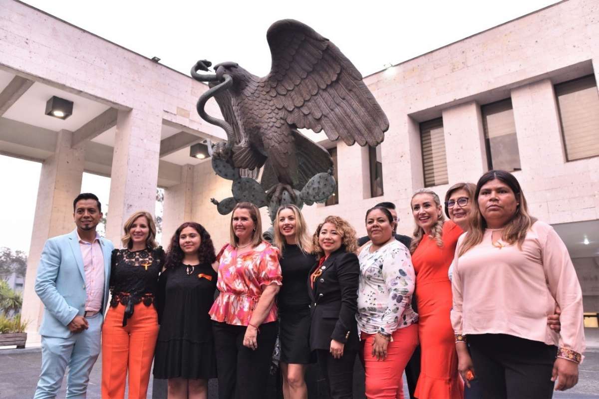 Iluminan de color naranja las instalaciones del Palacio Legislativo de Veracruz