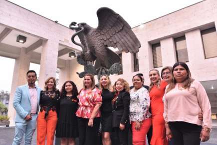 Iluminan de color naranja las instalaciones del Palacio Legislativo de Veracruz