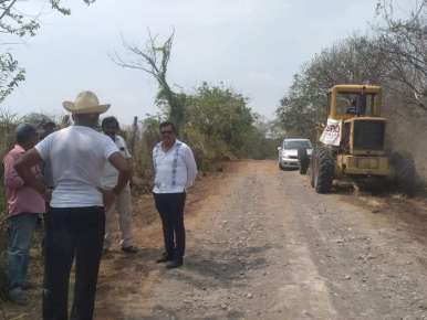 Respalda Maleno Rosales con maquinaria a productores de piña de Medellín