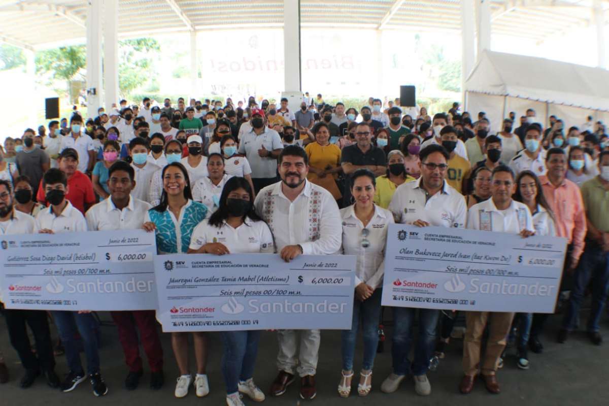 Entrega SEV 666 mil pesos a deportistas del sur del estado   