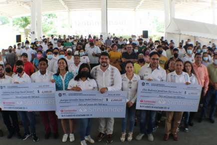 Entrega SEV 666 mil pesos a deportistas del sur del estado   