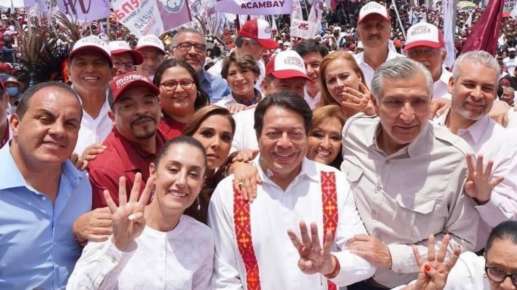 Juan Javier Gómez Cazarín con la \"Plana Mayor\" de Morena en Toluca