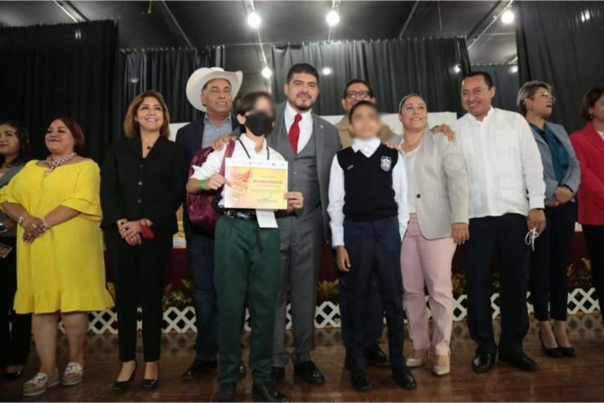 Zenyazen Escobar felicita a participantes de la Olimpiada del Conocimiento Infantil