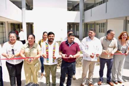 Zenyazen en la región de “Los Tuxtlas” entregó obra educativa superior a los 7 mdp al ITSSAT