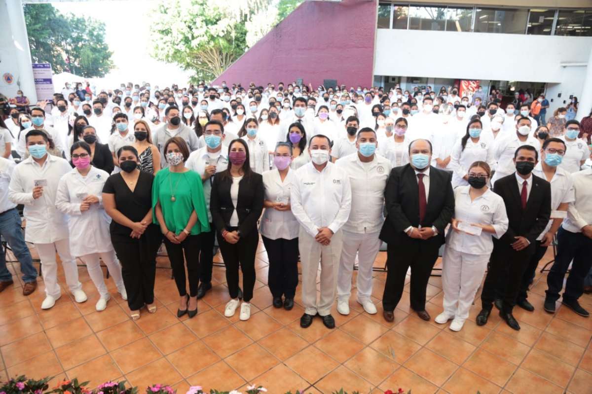 Entrega SEV 214 autorizaciones provisionales a pasantes de las áreas de salud