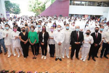Entrega SEV 214 autorizaciones provisionales a pasantes de las áreas de salud