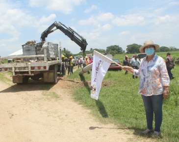 Después de muchos años, familias de La Coraza en Tierra Blanca contarán con luz: Mago Corro