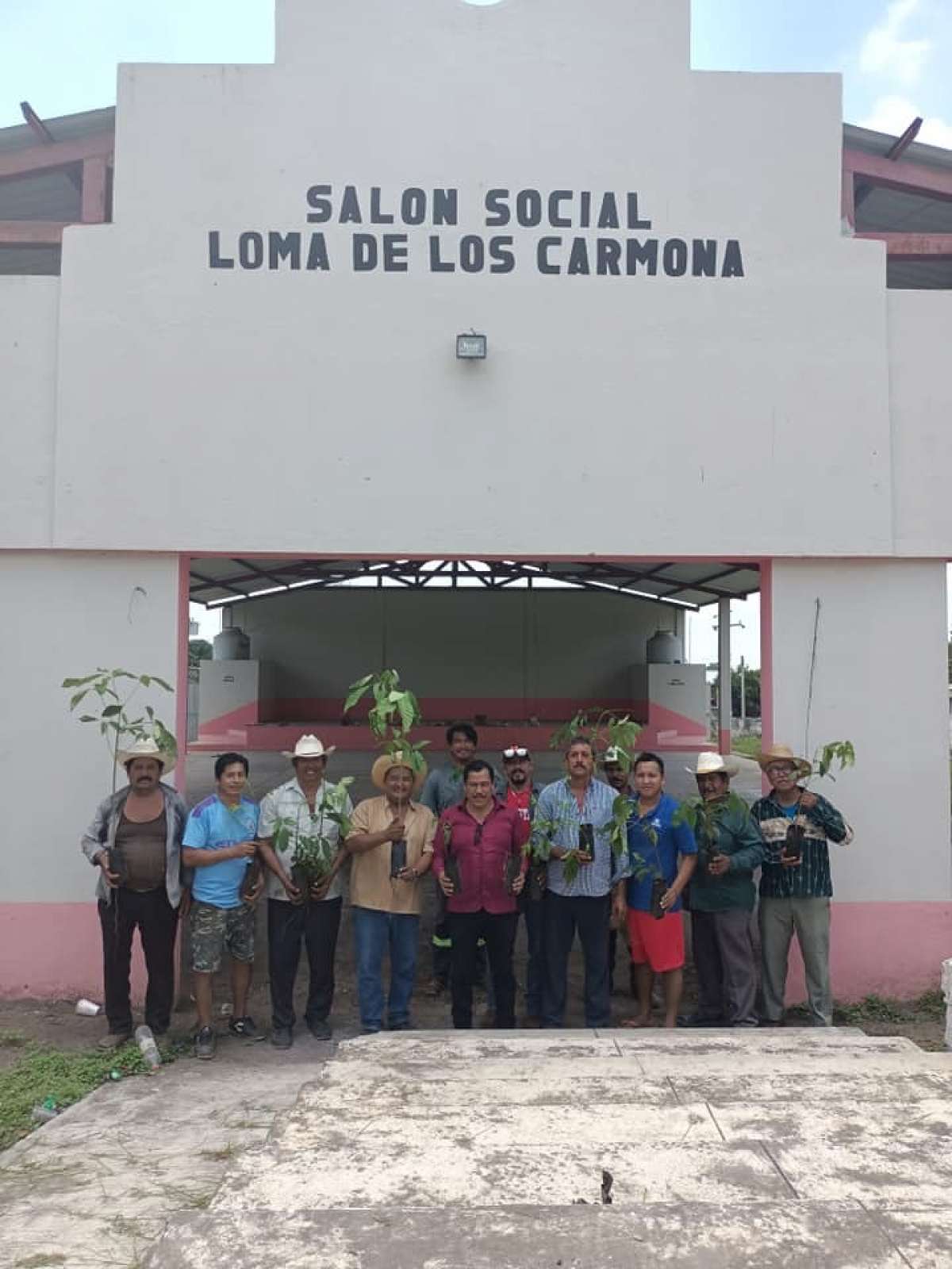 Respalda Maleno Rosales con insumos agrícolas y depósitos de agua a más de 600 familias en el Distrito XVII