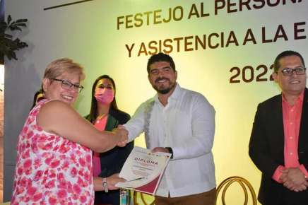 Zenyazen Escobar García reconoce y felicita a trabajadores administrativos federales de la SEV en su día