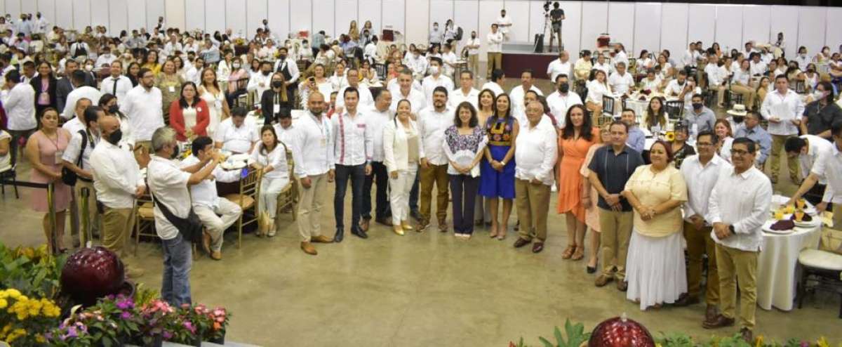 Zenyazen presente en la entrega de reconocimientos a la práctica educativa