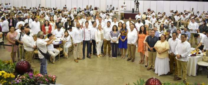 Zenyazen presente en la entrega de reconocimientos a la práctica educativa