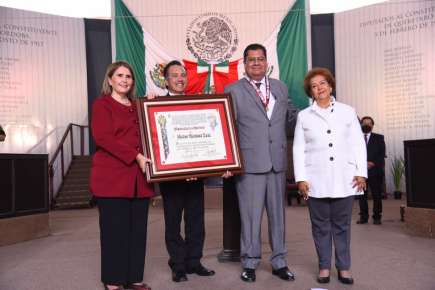 Entrega Congreso al Dr. Héctor Vázquez la medalla “Heberto Castillo Martínez”