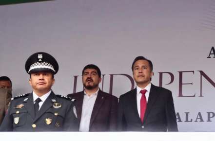 Zenyazen asiste a desfile cívico militar con motivo del 212 aniversario del inicio de la Independencia de México*