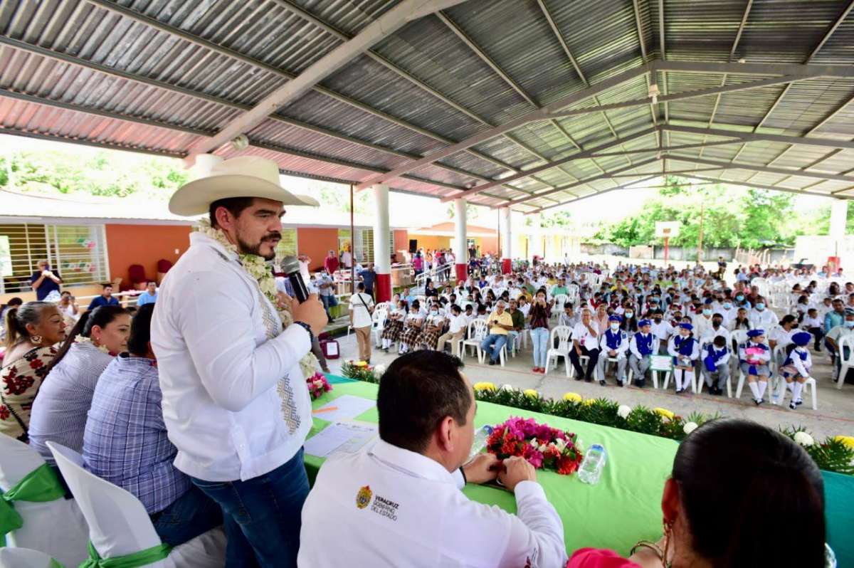 Zenyazen Escobar entrega más de 3500 paquetes de útiles escolares en Chalma