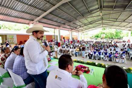 Zenyazen Escobar entrega más de 3500 paquetes de útiles escolares en Chalma