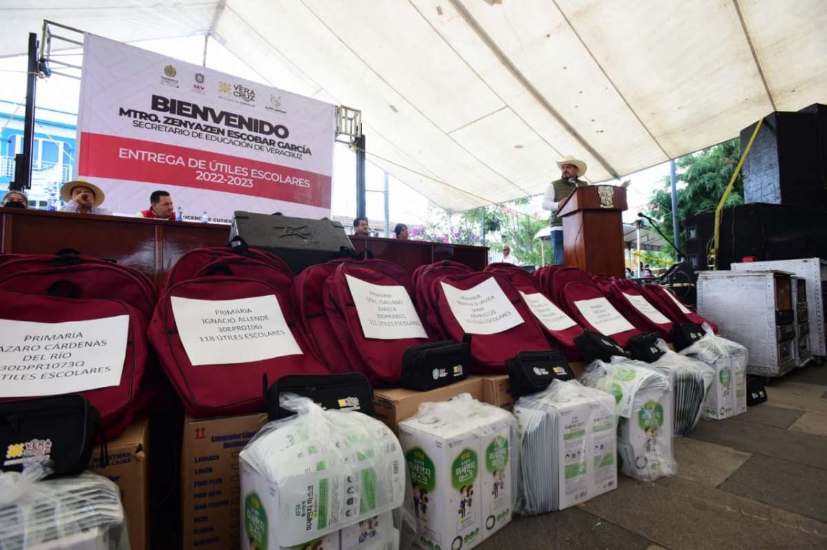 Reciben útiles escolares 4 mil 981 estudiantes de seis municipios   