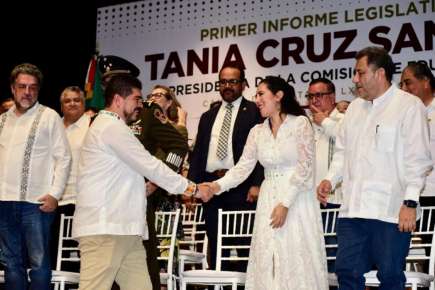 Zenyazen Escobar reconoce trabajo de la diputada Tania Cruz Santos en materia educativa