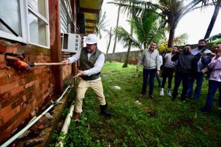 Zenyazen da banderazo de arranque en obra de reconstrucción de oficinas de delegación regional SEV en Coatzacoalcos.