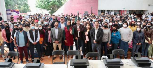 Zenyazen Escobar entrega más de 100 plazas para Básica y Media Superior