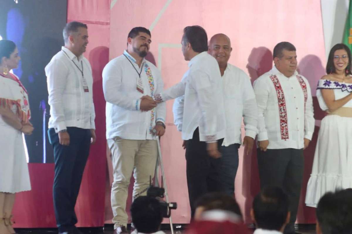 Zenyazen rompe el “aplausómetro” en Cuarto Informe de Gobierno de García Jiménez
