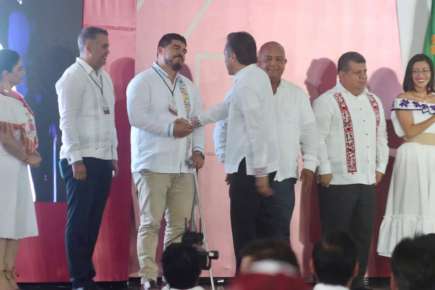 Zenyazen rompe el “aplausómetro” en Cuarto Informe de Gobierno de García Jiménez