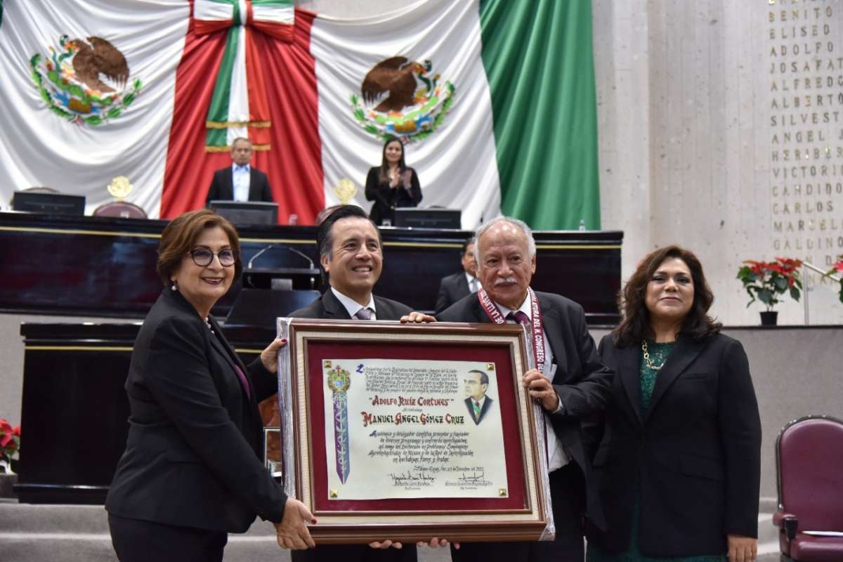 Entrega Congreso al Dr. Manuel Gómez la medalla Adolfo Ruiz Cortines 2022   