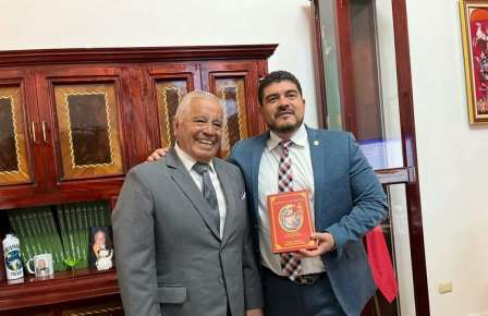 Recibe Zenyazen Escobar García García libro Política con Manzanas.