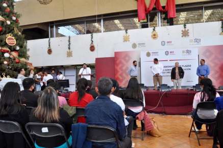 Zenyazen Escobar entrega 107 plazas a docentes de Educación Básica y Media Superior