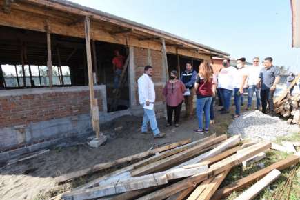 Zenyazen Escobar supervisa obras en escuelas de Paso de Ovejas y Alvarado