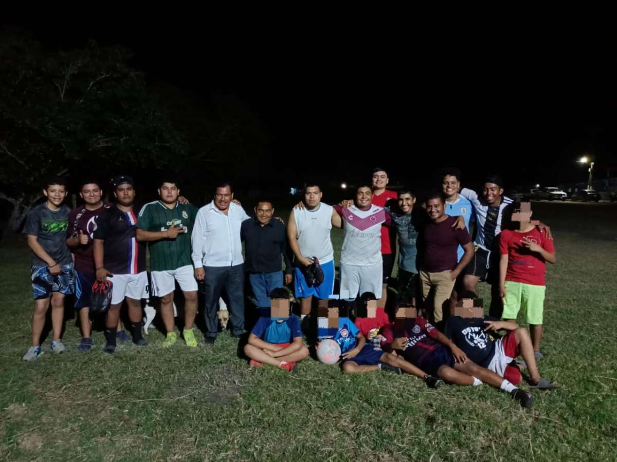 Cumple Maleno Rosales a pobladores sueño de iluminar campo deportivo y juegos infantiles, en La Candelaria