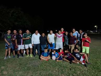 Cumple Maleno Rosales a pobladores sueño de iluminar campo deportivo y juegos infantiles, en La Candelaria