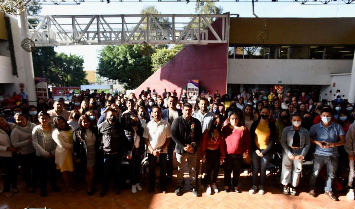 Zenyazen Escobar entrega más plazas para abatir ausencia de maestros