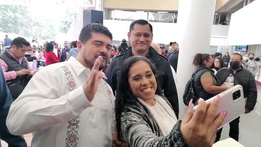 Más plazas para docentes veracruzanos entrega Zenyazen Escobar García