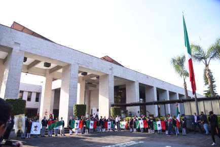 En el Congreso, estudiantes de primaria rinden honores a la Bandera   