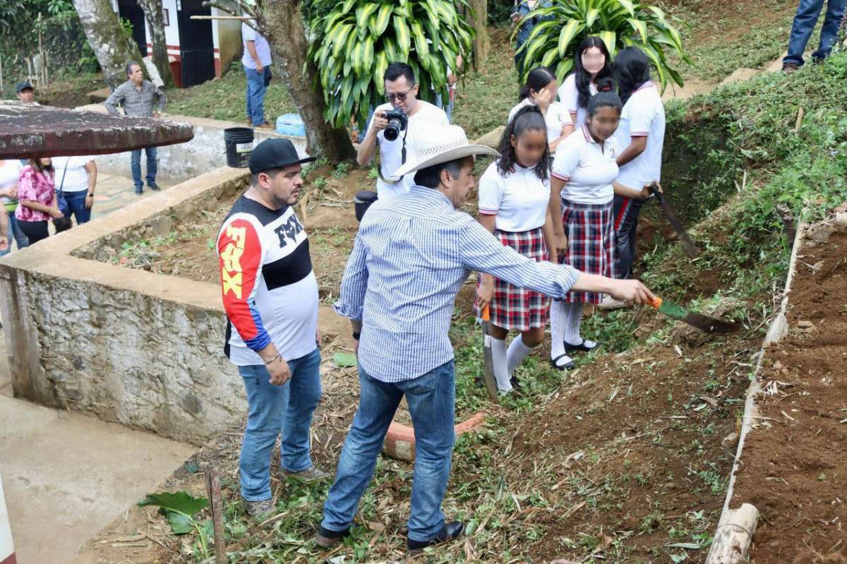 Zenyazen y Cuitláhuac, juntos en Tequio Agrícola en Catemaco