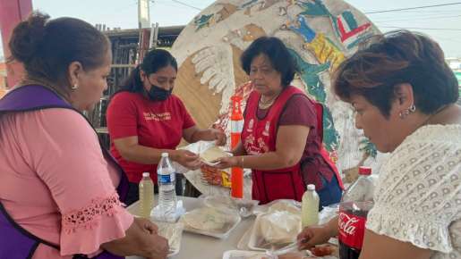 Atiende Eusebia Cortés a afectados por emergencia en Ixhuatlán del Sureste