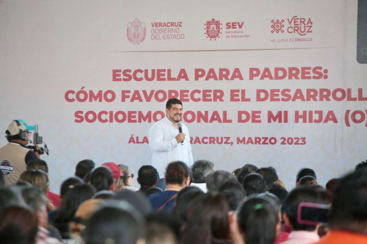 Zenyazen Escobar impulsa desarrollo socioemocional de estudiantes con “Escuela para Padres”