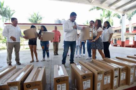Zenyazen Escobar cumple promesa con entrega de computadoras