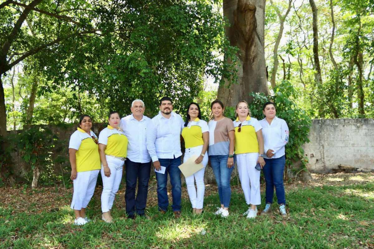Alumnos y docentes respaldan al Secretario de Educación en Oluta
