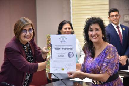 Celebra Presidenta del Congreso 4° aniversario del Semillero de Derecho de la UV   