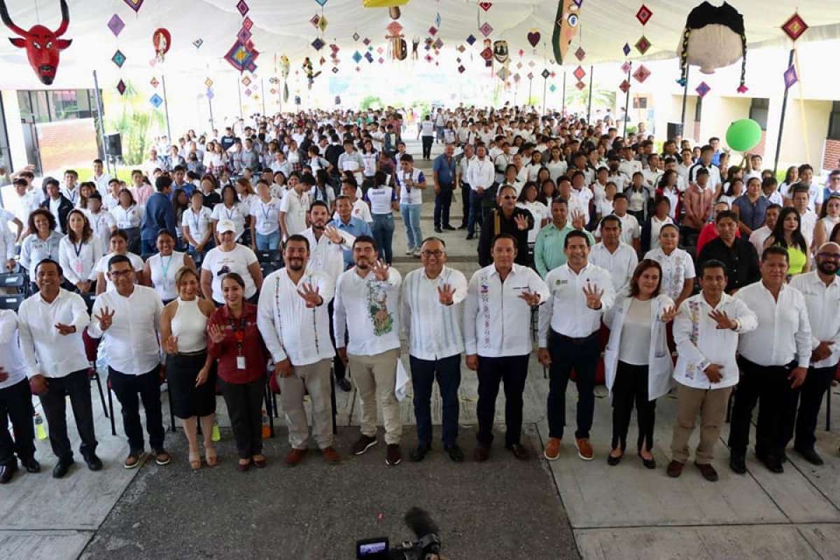 Zenyazen dice a la juventud: a través de la educación pueden transformar sus vidas, pero deben esforzarse para lograrlo