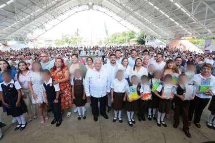 Zenyazen Escobar acude a entrega de 14 mil kits de útiles escolares en Poza Rica