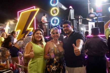 Zenyazen disfruta en familia del Carnaval de Veracruz