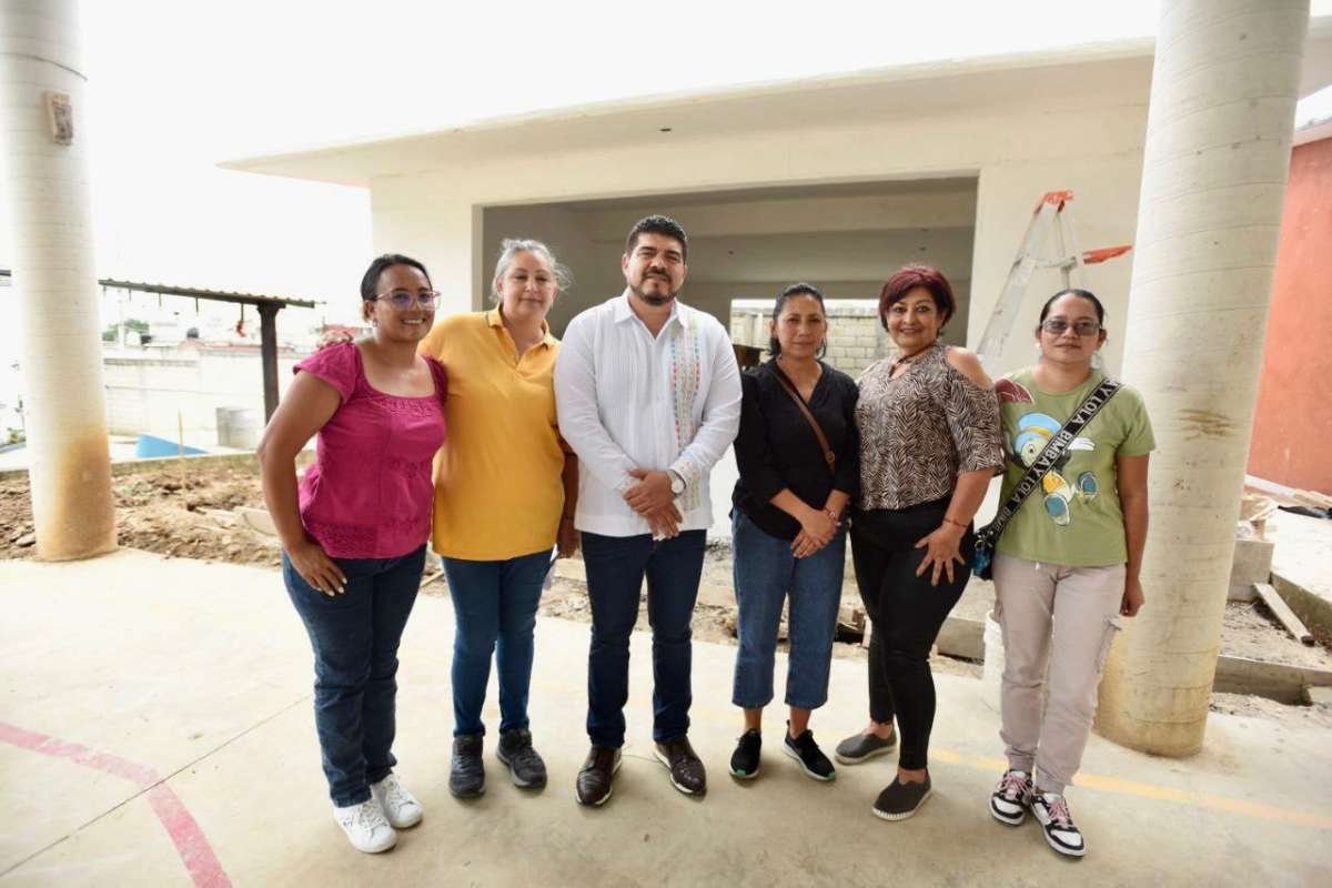 Zenyazen Escobar recorre obras que la Cuarta Transformación hace realidad