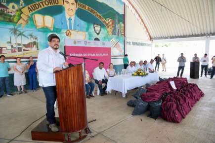 Zenyazen entregó útiles escolares y mochilas a mil 800 estudiantes de 26 escuelas de la Huasteca Baja